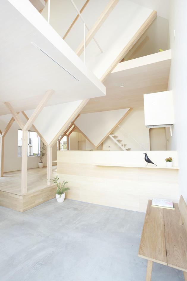 japanese-home-big-roof-8- large-y-supports-5-foyer.jpg