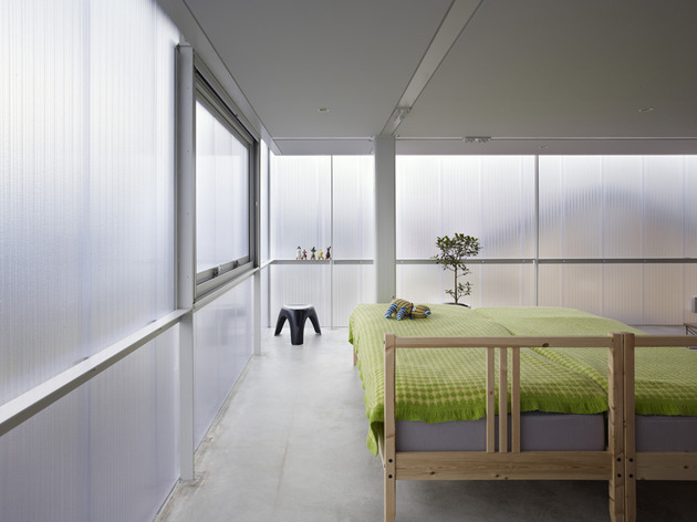 luminous-house-with-translucent-walls-and-minimalist-design-14.jpg