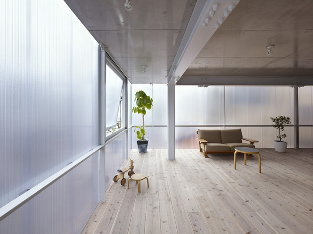 luminous-house-with-translucent-walls-and-minimalist-design-5.jpg