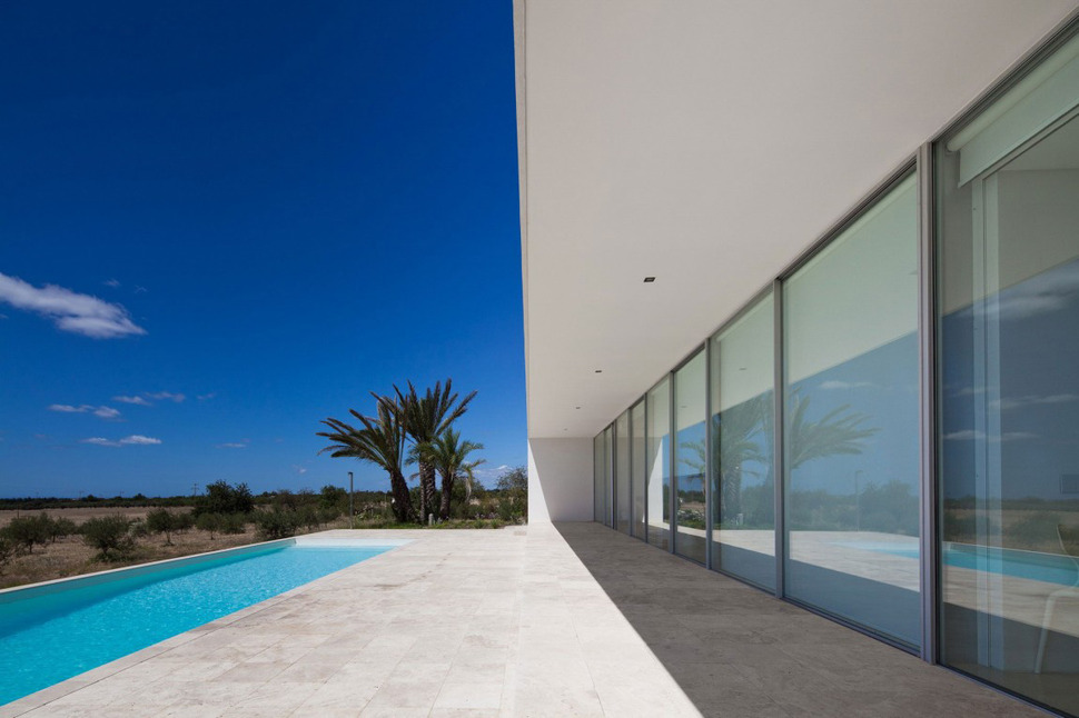 minimalist-white-house-with-glass-walkway-in-olive-grove-19.jpg