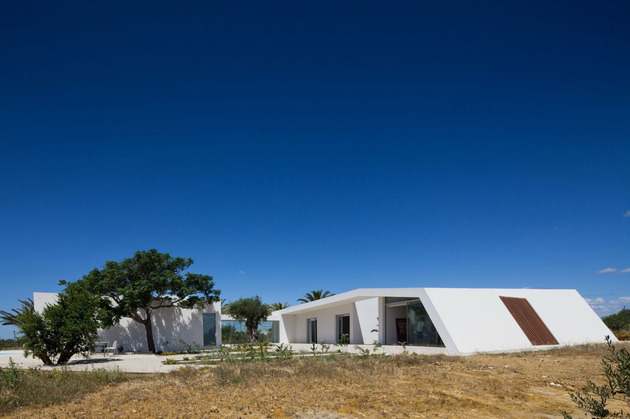 minimalist-white-house-with-glass-walkway-in-olive-grove-3.jpg