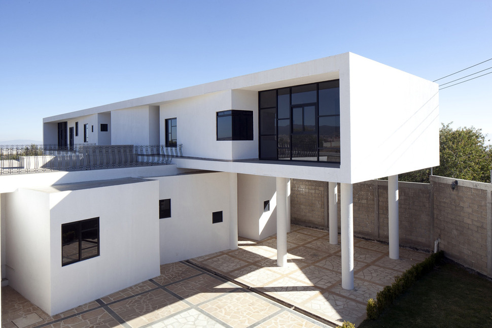 modern-hacienda-with-assymetrical-lines-1.jpg