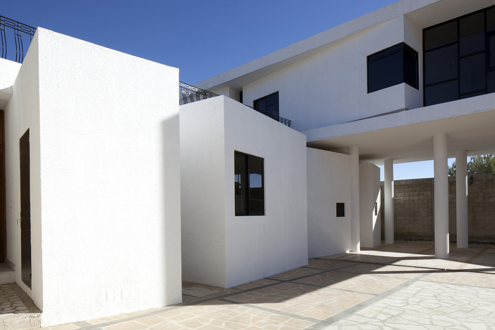 modern-hacienda-with-assymetrical-lines-2.jpg