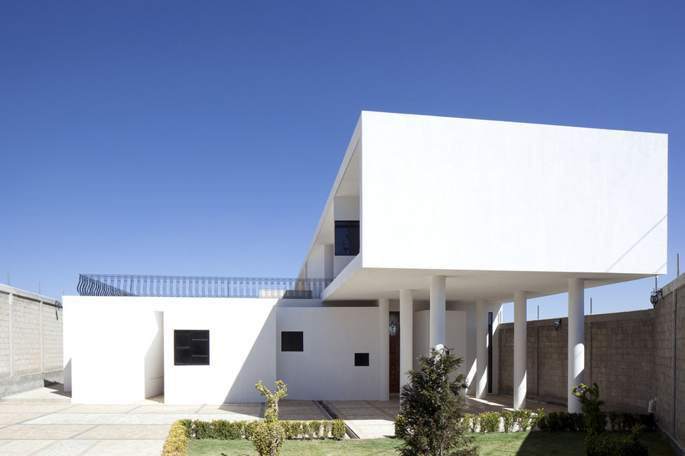 modern-hacienda-with-assymetrical-lines-3.jpg