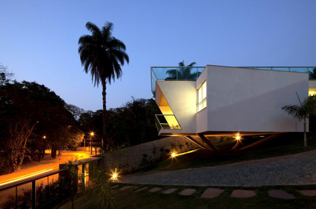 modern-resort-style-home-of-geometry-and-glass-16.jpg