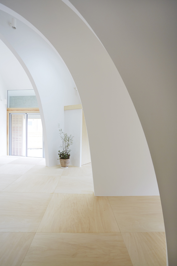 open-concept-japanese-family-home-with-domed-interior-12-side-curves.jpg