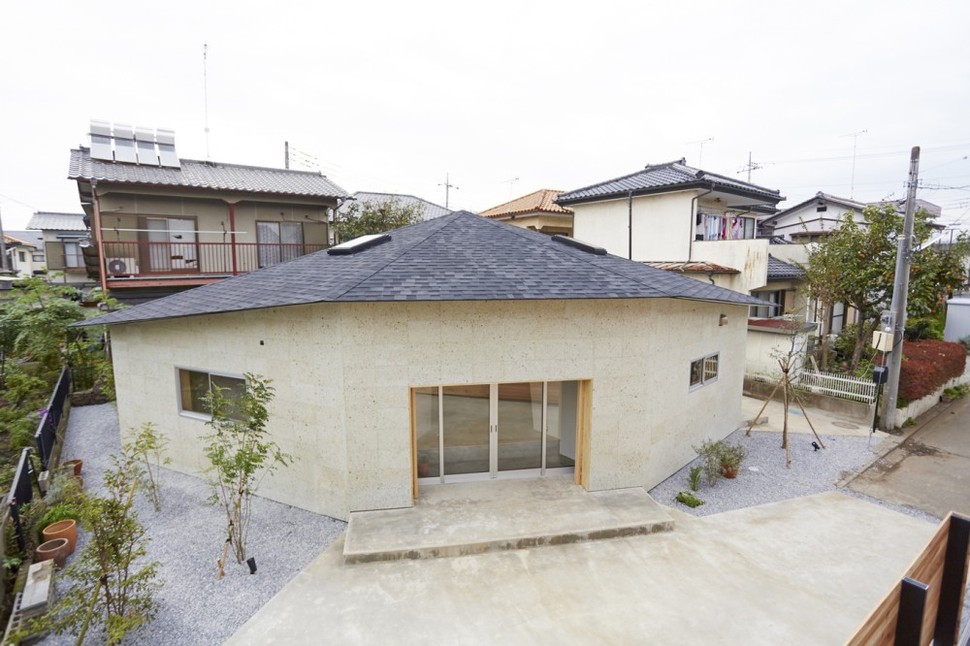 open-concept-japanese-family-home-with-domed-interior-2-outside.jpg