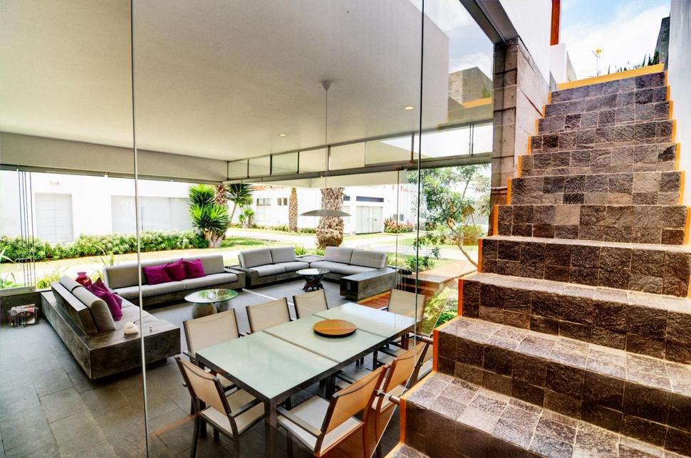 outdoor-lifestyle-main-level-roof-terrace-11-stairwell.jpg