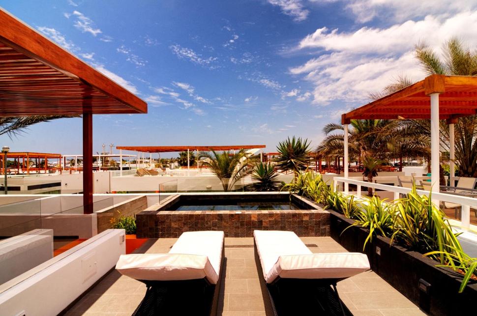outdoor-lifestyle-main-level-roof-terrace-14-lounging.jpg