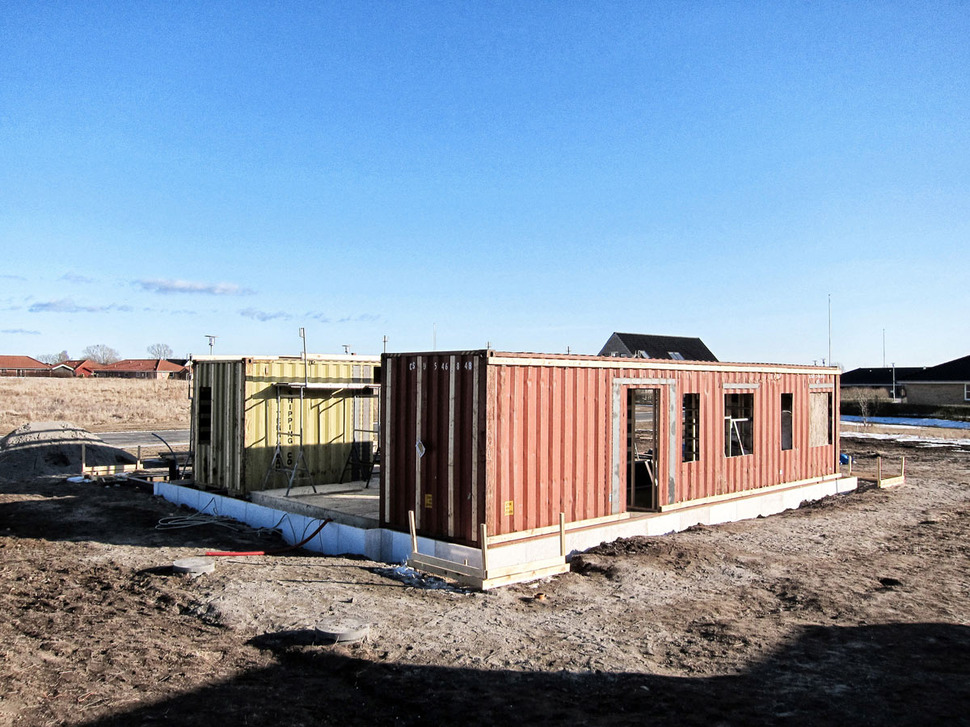 passive-house-made-from-shipping-containers-and-recycled-materials-16.jpg