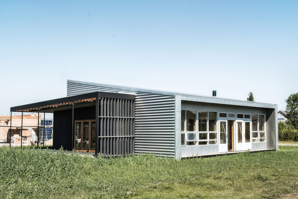 passive-house-made-from-shipping-containers-and-recycled-materials-4.jpg