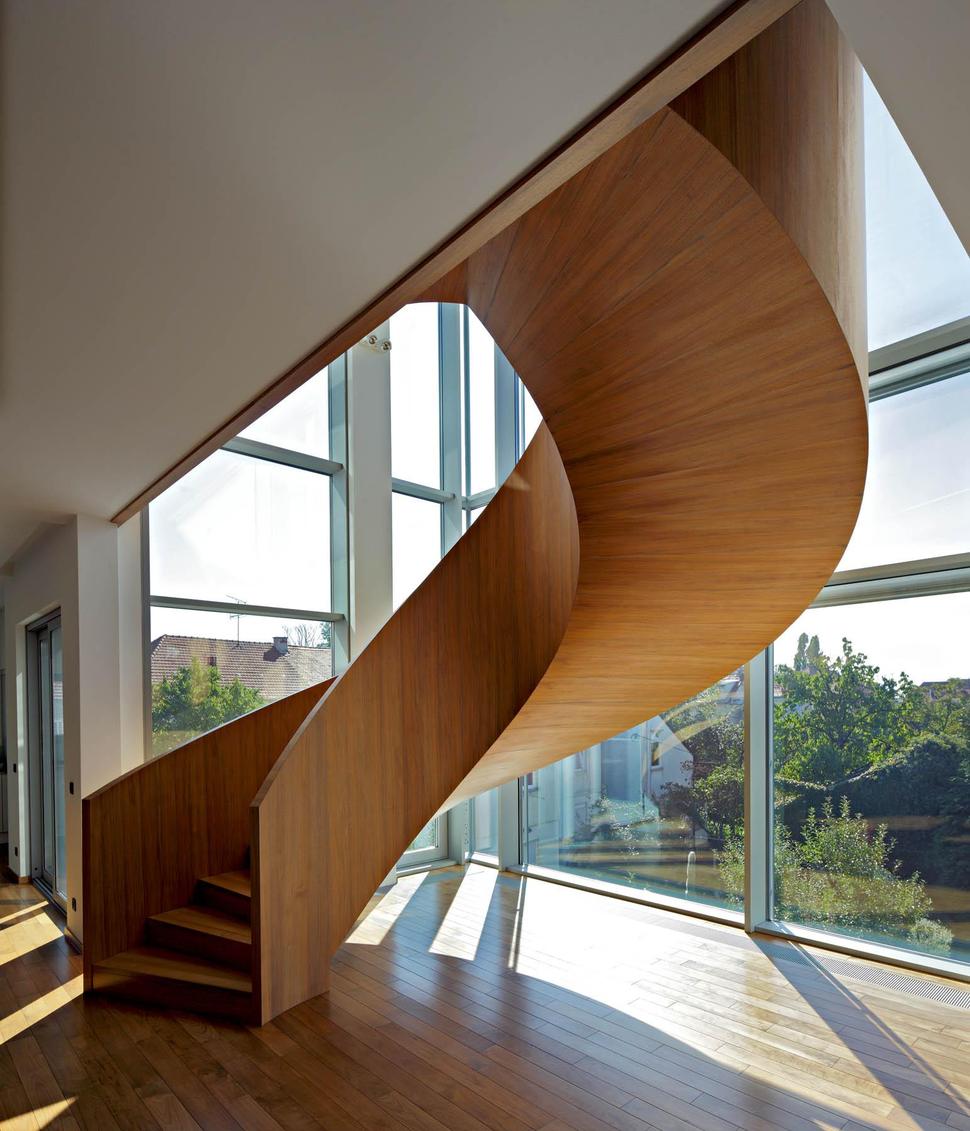 sculptural-circular-stairwell-focus-minimalist-residence-10-stairs.jpg
