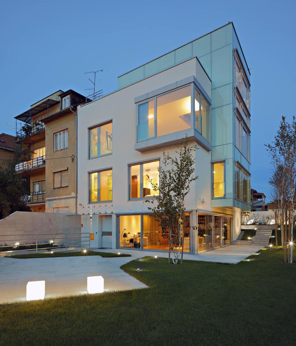 sculptural-circular-stairwell-focus-minimalist-residence-2-exterior.jpg