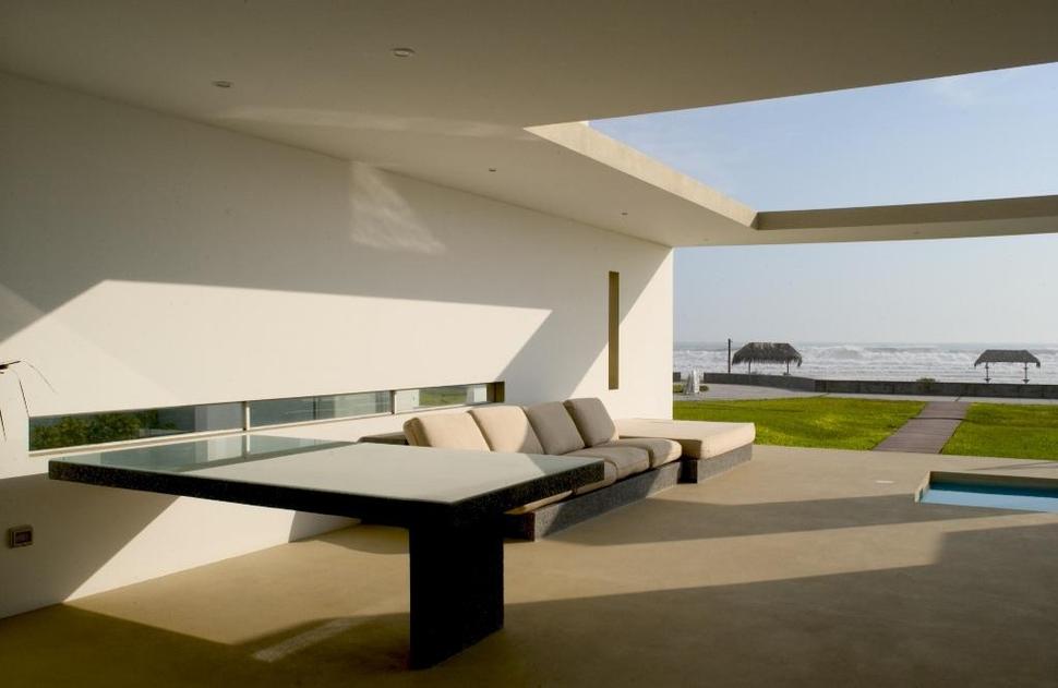 small-peru-beachside-house-opens-frontback-8-outdoor-zone.jpg