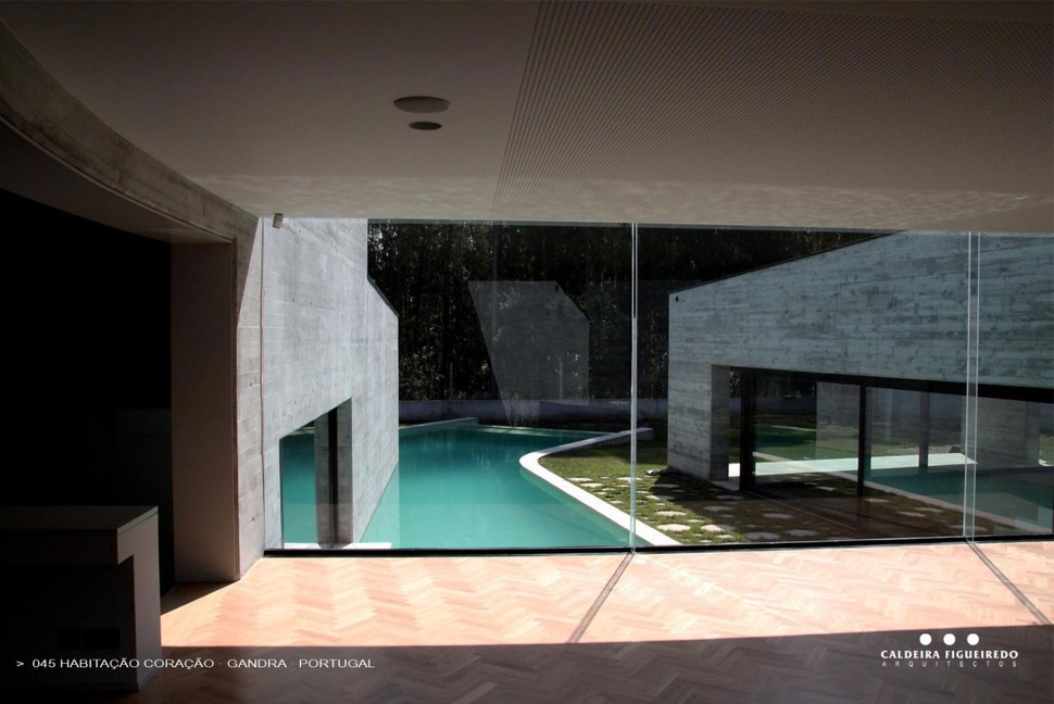 two-wing-portuguese-house-with-concrete-look-wood-exterior-12-middle-room.jpg