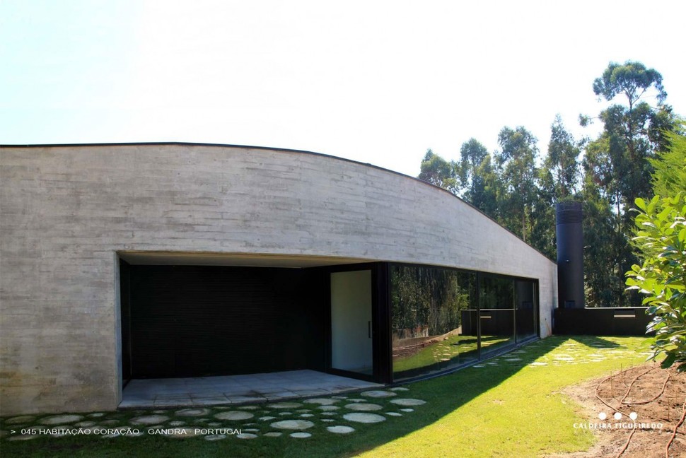 two-wing-portuguese-house-with-concrete-look-wood-exterior-3-window-wall.jpg