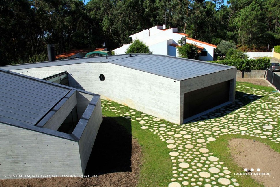two-wing-portuguese-house-with-concrete-look-wood-exterior-5-short-side.jpg