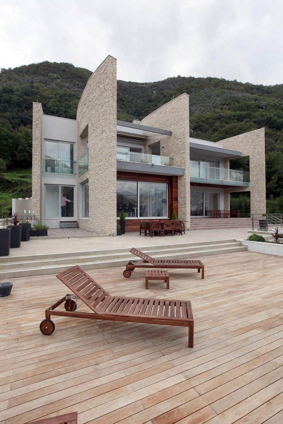 villa-with-curved-stone-walls-on-adriatic-sea-4.jpg