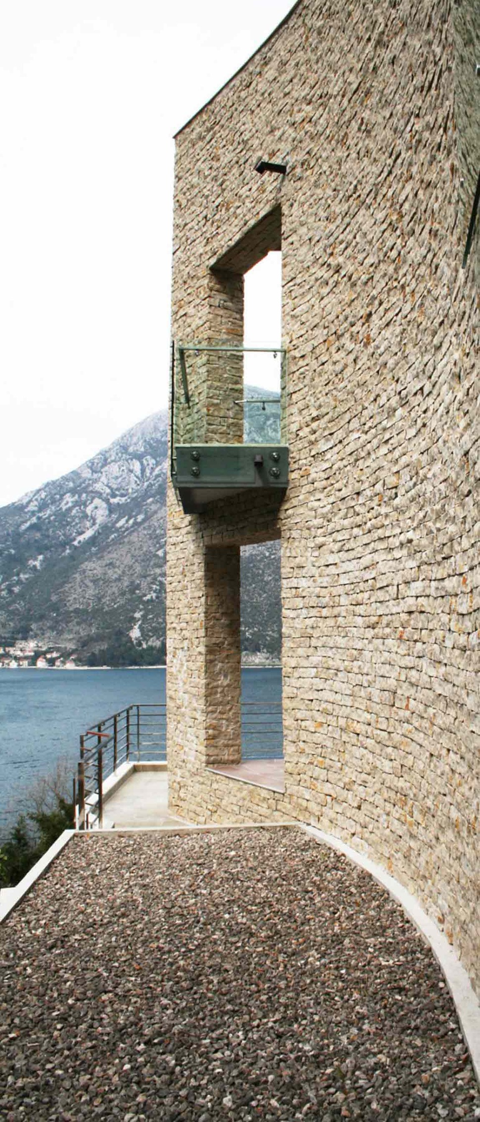 villa-with-curved-stone-walls-on-adriatic-sea-7.jpg