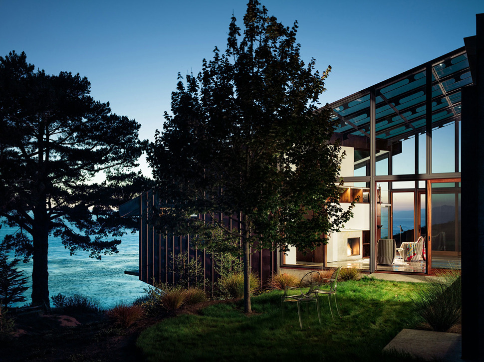3-level-house-desolate-bluff-overlooking-ocean-13-grassy-seating.jpg