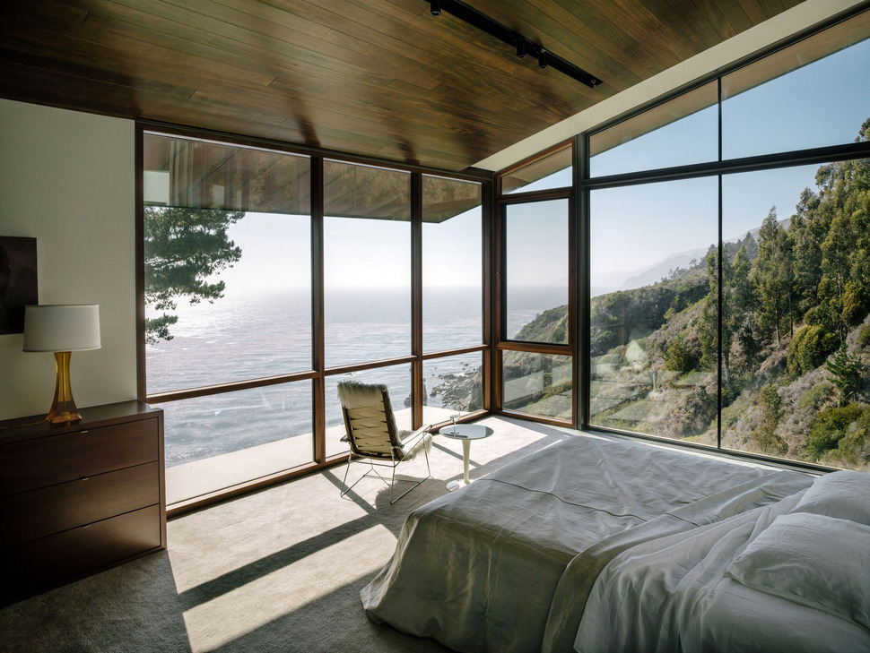 3-level-house-desolate-bluff-overlooking-ocean-17-bed.jpg