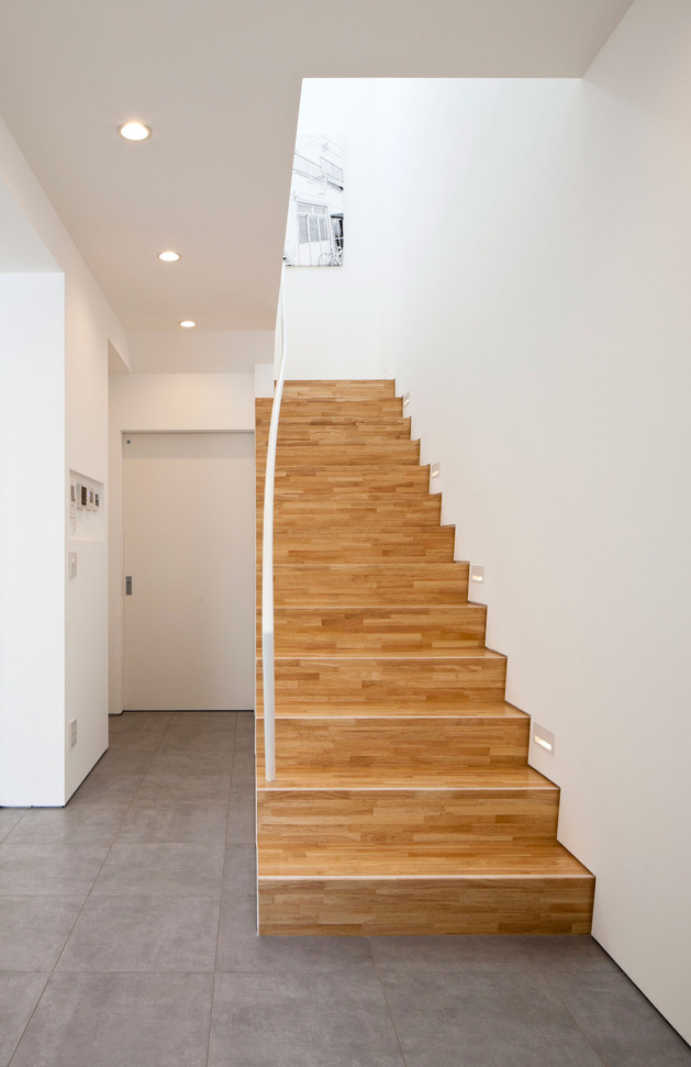 compact-zen-home-full-hidden-meanings-12-stairwell.jpg