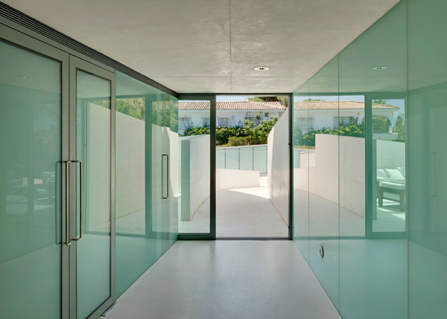 concrete-home-pool-glass-floor-12-entry.jpg