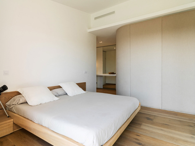 family-home-combines-earth-tones-minimalist-aesthetic-13-master-bedroom.jpg