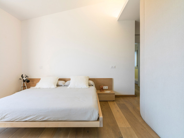 family-home-combines-earth-tones-minimalist-aesthetic-14-master-bedroom.jpg