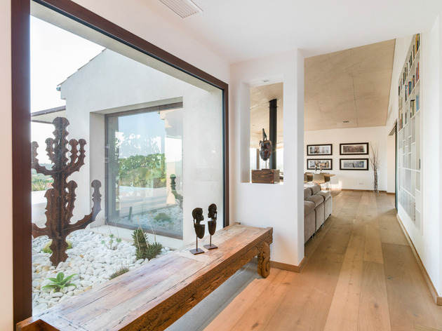 family home combines earth tones minimalist aesthetic 2 entryhall thumb 630x472 31281 Concrete Home Combines Earth Tones with Minimalist Aesthetic