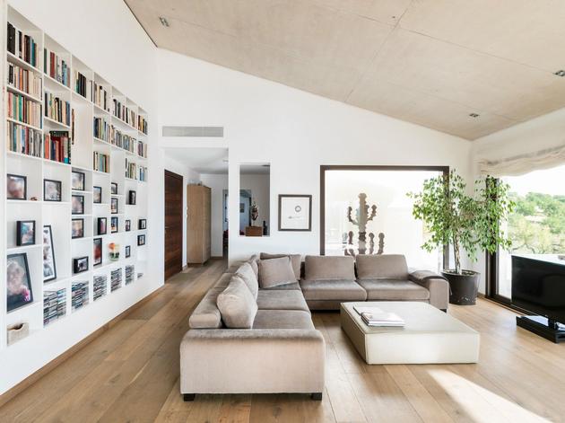 family-home-combines-earth-tones-minimalist-aesthetic-3-living.jpg