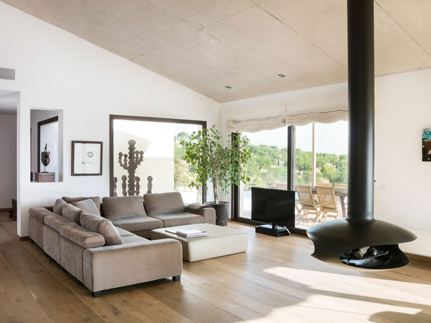 family-home-combines-earth-tones-minimalist-aesthetic-4-living.jpg
