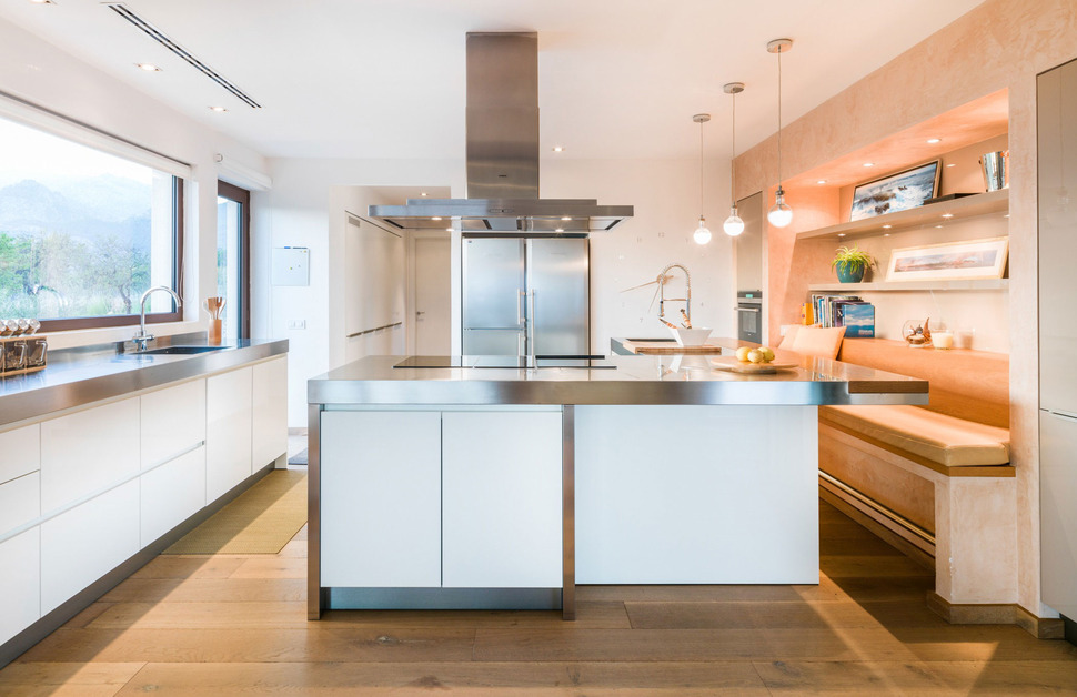 family-home-combines-earth-tones-minimalist-aesthetic-7-kitchen.jpg