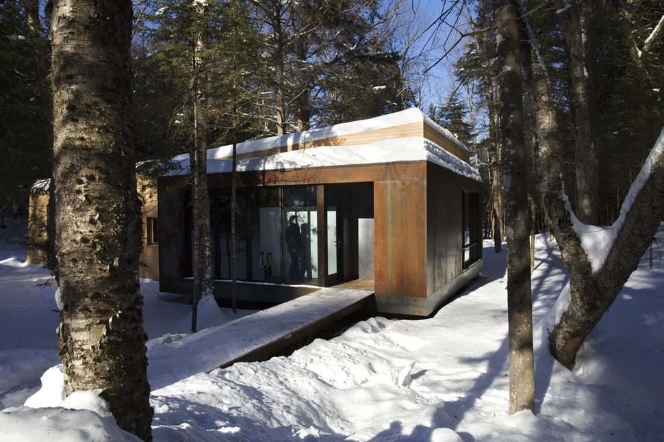 forest-getaway-cabin-dominated-by-warm-wood-boards-4-entrance.jpg