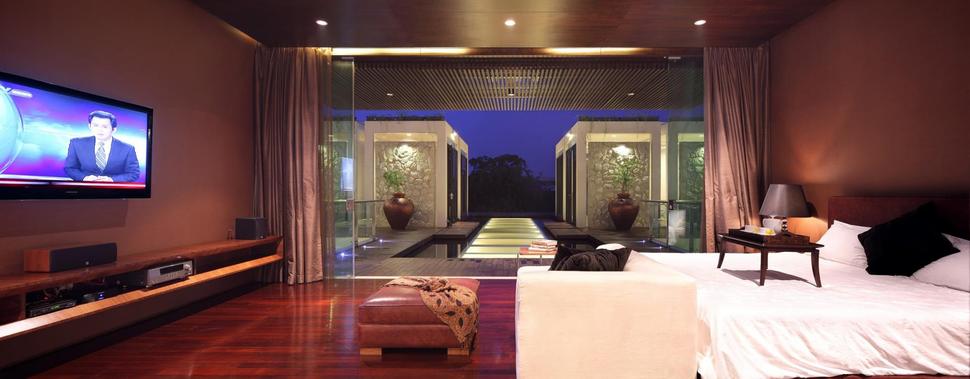 indonesian-zen-house-with-detailed-garden-filled-interior-27-master-view.jpg