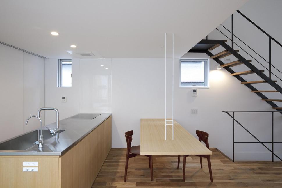 japanese-oh-house-wows-with-narrow-footprint-open-interiors-10.jpg