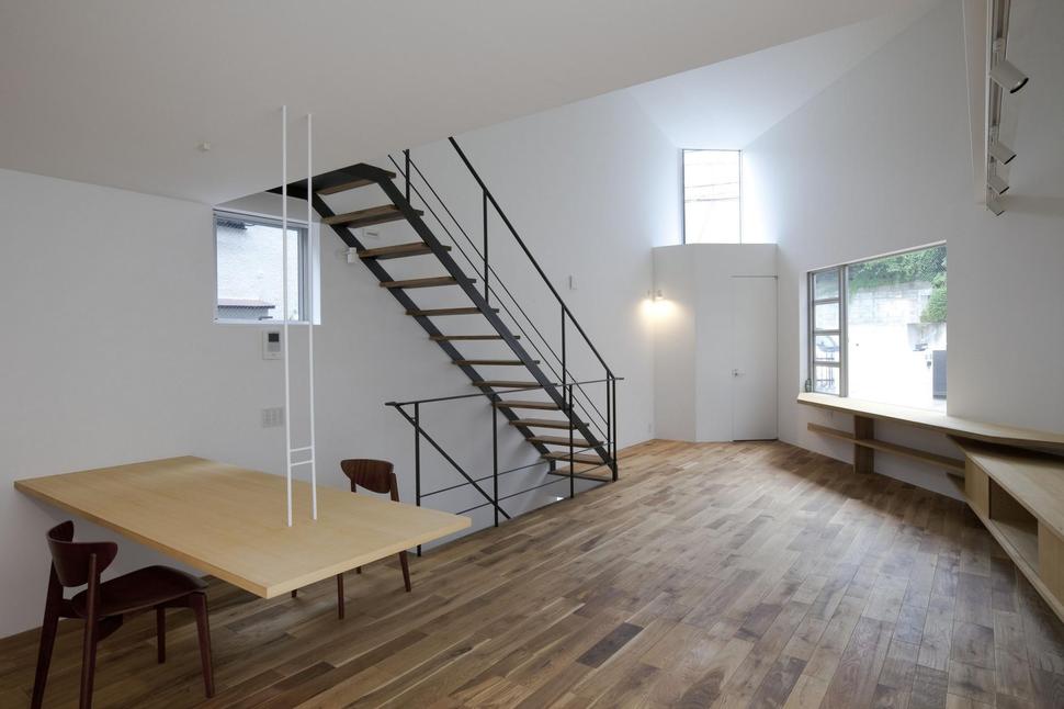japanese-oh-house-wows-with-narrow-footprint-open-interiors-11.jpg