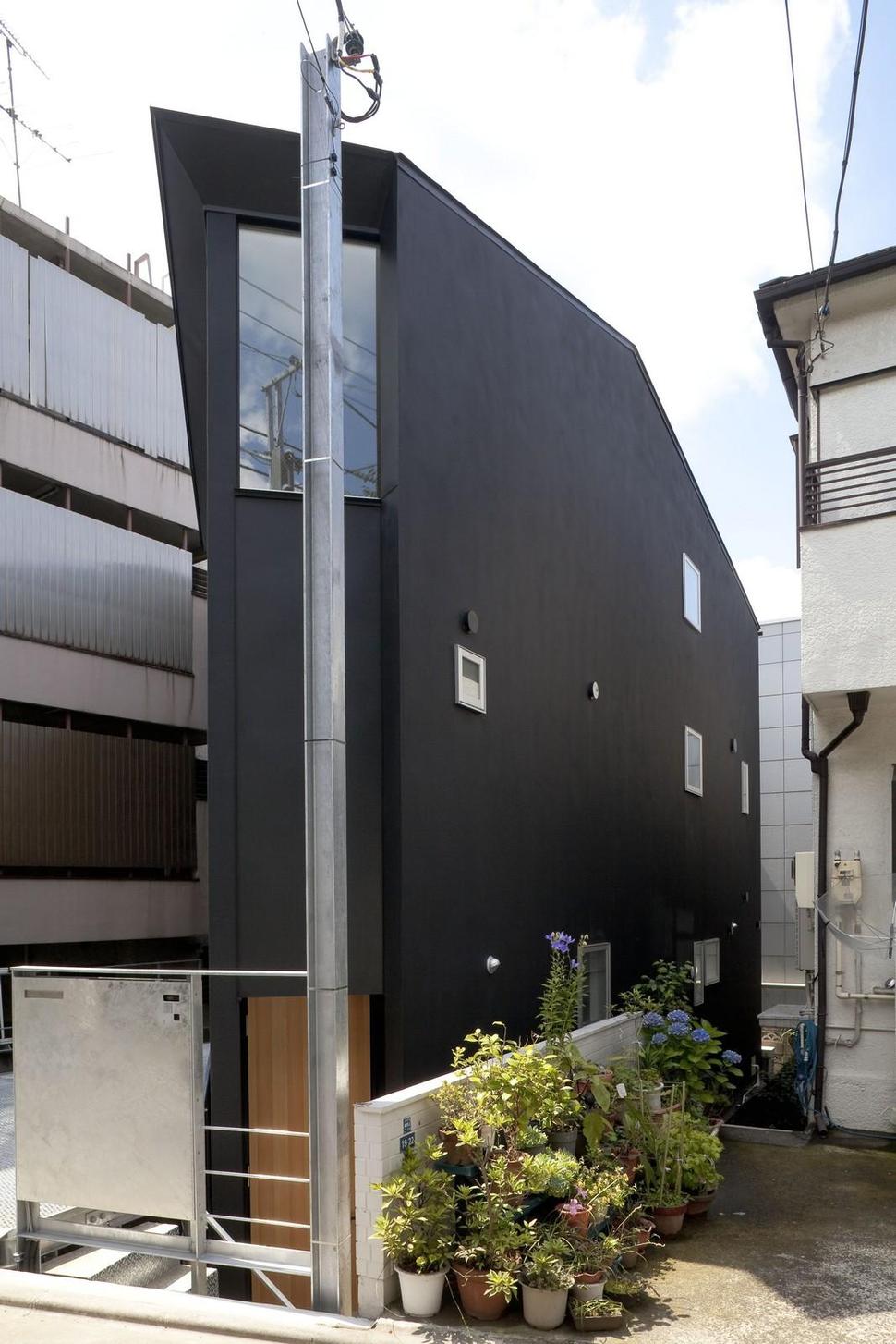 japanese-oh-house-wows-with-narrow-footprint-open-interiors-3.jpg