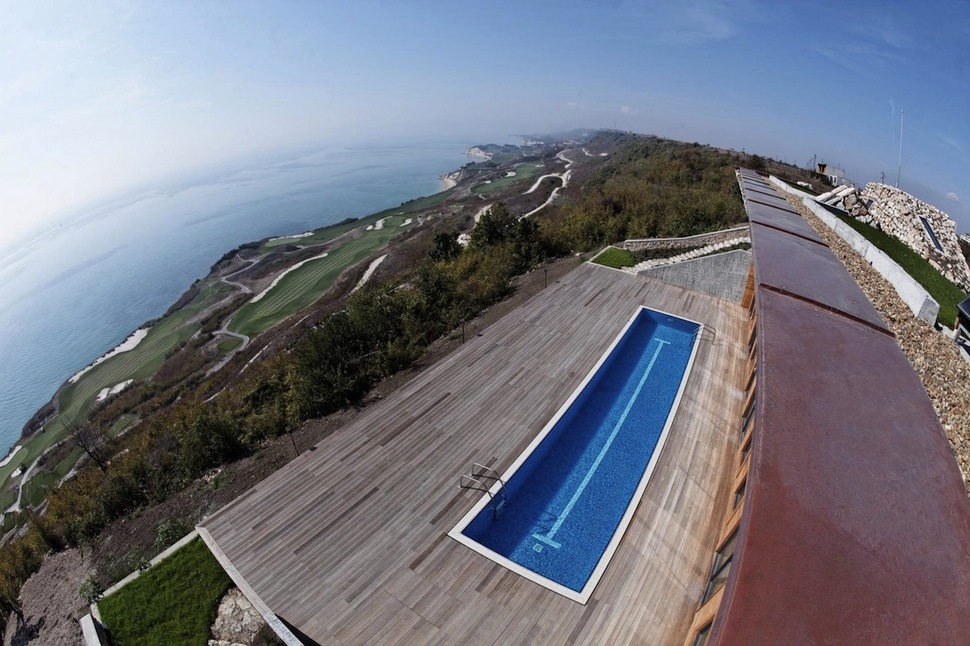 low-energy-hillside-overlook-house-with-rooftop-lawn-4-from-above.jpg