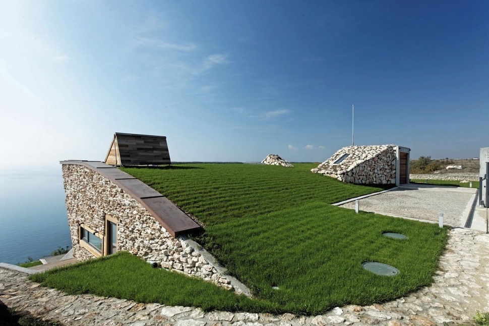 low-energy-hillside-overlook-house-with-rooftop-lawn-5-top-lawn.jpg