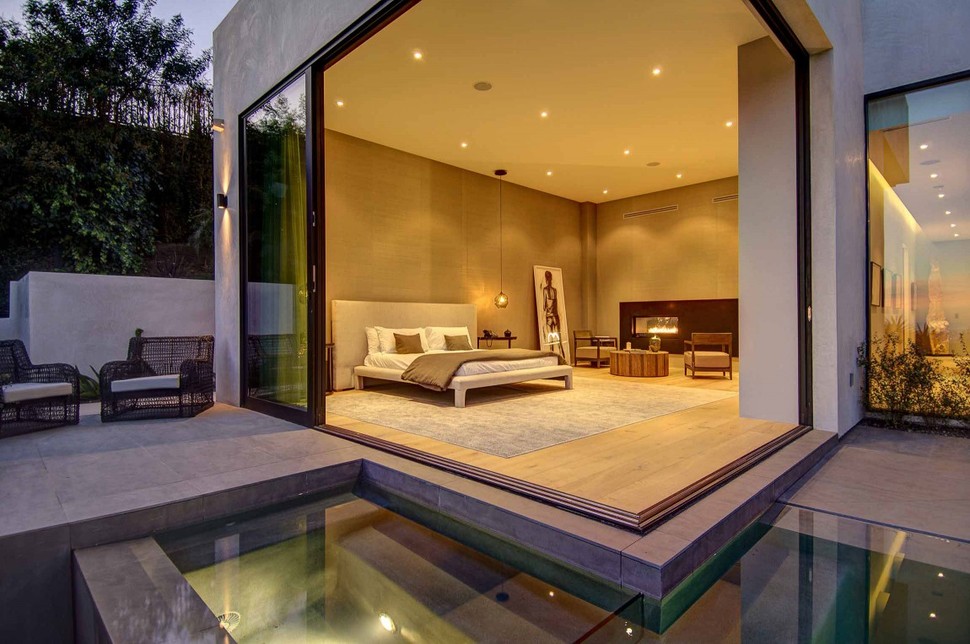 luxurious-la-home-with-glass-walls-and-courtyard-views-10.jpg