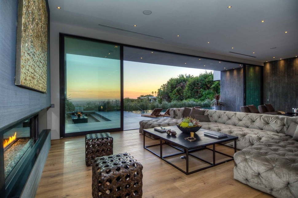 luxurious-la-home-with-glass-walls-and-courtyard-views-7.jpg