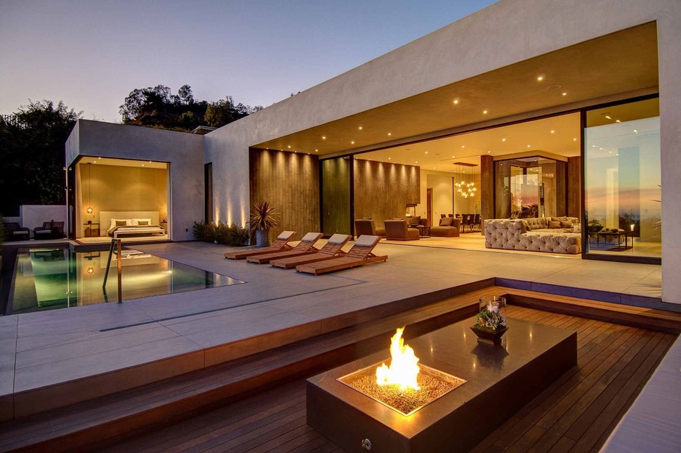 luxurious-la-home-with-glass-walls-and-courtyard-views-9.jpg
