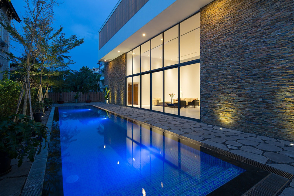 simple-sophisticated-contemporary-home-design-16- pool.jpg