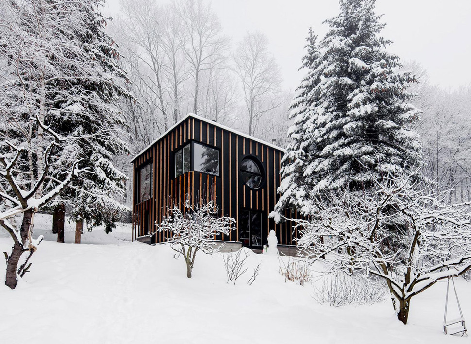 timber-cabin-built-two-days-11-snow.jpg