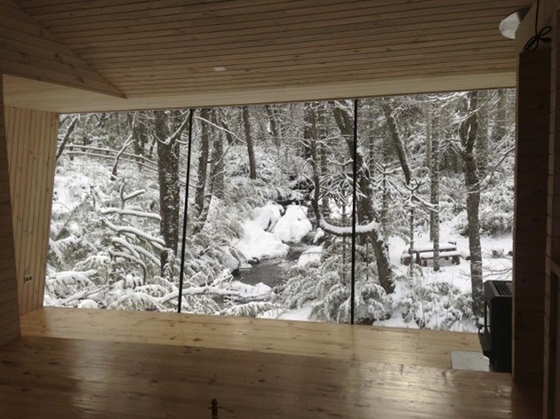 winter-cabin-accessed-elevated-walkway-16-views.jpg