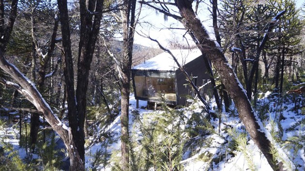 winter-cabin-accessed-elevated-walkway-19-site.jpg