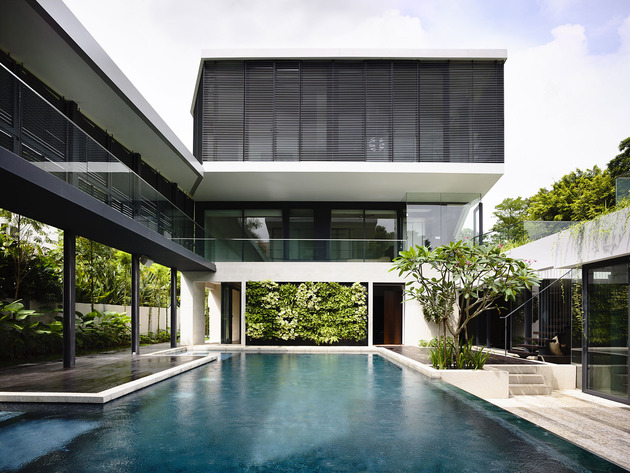 beautiful-house-courtyard-swimming-pool-10-greenwall.jpg