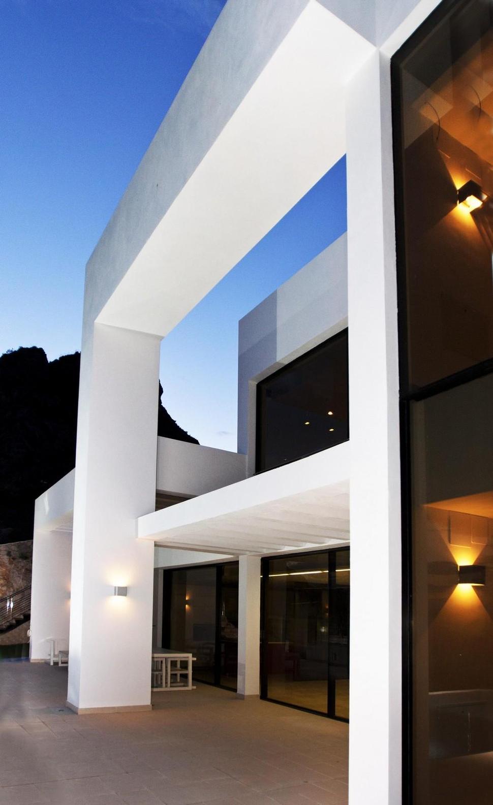 concrete-home-2nd-level-pool-360-degree-views-5-post-and-beam.jpg