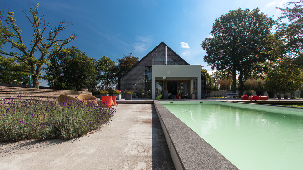 contemporary-reinterpretation-classic-barn-holland-1-pool.jpg